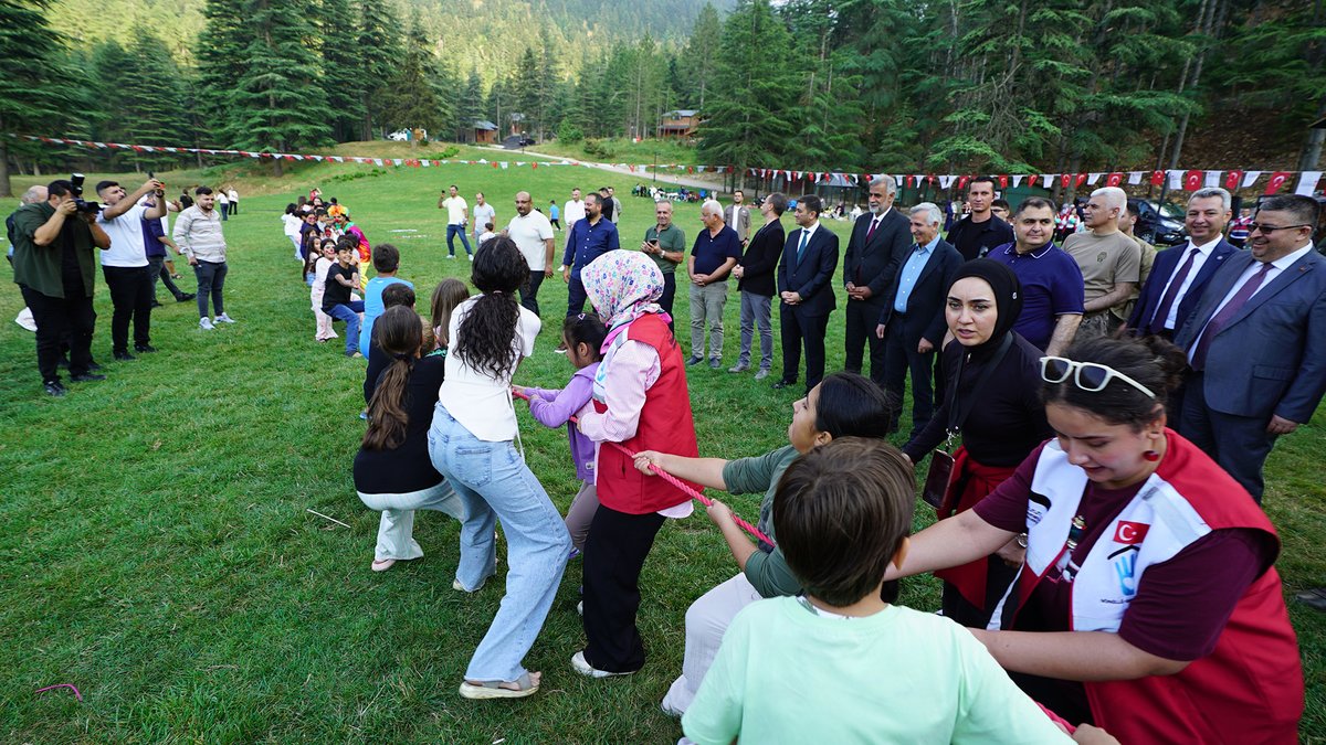 Memleket461's tweet photo. ŞEHİT VE GAZİ ÇOCUKLARININ KARNE SEVİNCİ BAŞKONUŞ’TA YAŞANDI
Kahramanmaraş Büyükşehir Belediyesi öncülüğünde düzenlenen karne etkinliğinde şehit ve gazi çocukları Başkonuş Yaylası’nda,  unutulmaz bir gün yaşadı.  https://t.co/p4wKI9DOiq https://t.co/DF2tB4xXmC