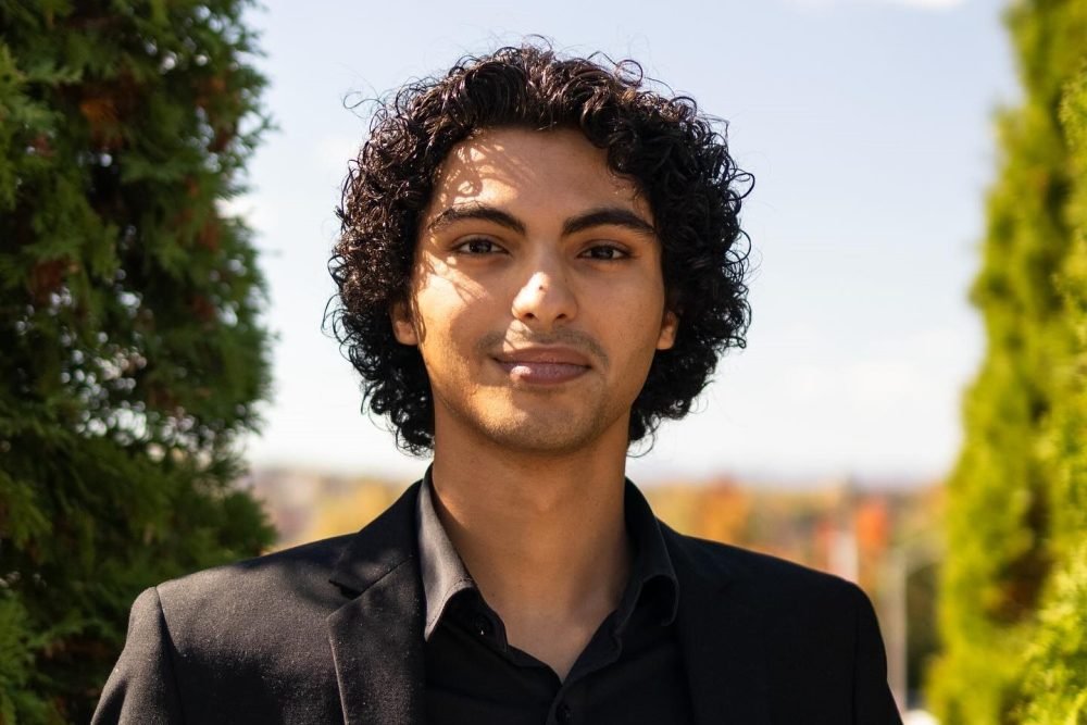 hassinhadi's tweet photo. 🚨 Le fils de Raif Badawi, @TiradRaifBadawi, lance un appel au premier ministre canadien @MarkJCarney, actuellement en Arabie saoudite dans le cadre d'une mission économique. Tirad Badawi demande à Mark Carney de faire passer les droits humains avant les intérêts économiques et de permettre le retour de son père au Canada.