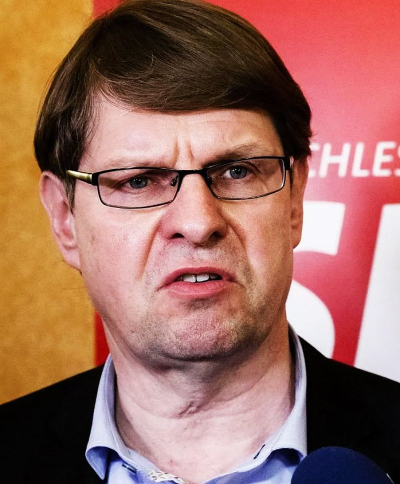 HeimatliebeDE's tweet photo. Ralf Stegner, SPD:

„Frau Weidel mit Verlaub, wenn ich die im Fernsehen sehe, also ich meine, die kann auf jeder Geisterbahn arbeiten.“

Lasst es einfach wirken. https://t.co/maLrs4ieIv
