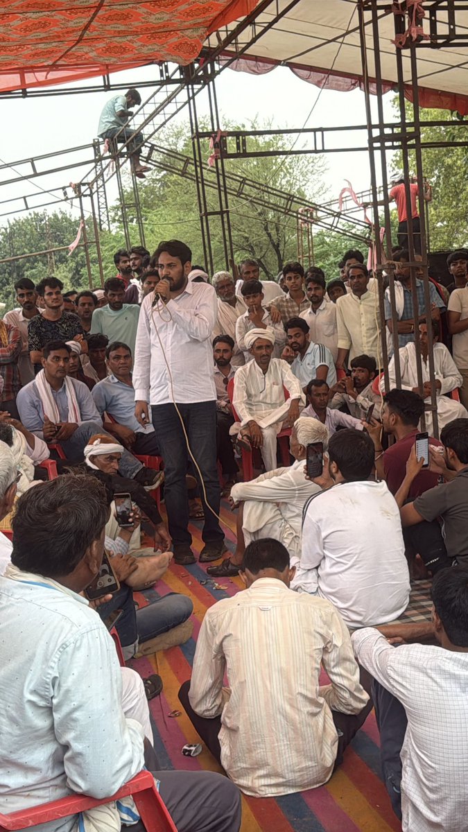 manojmeena's tweet photo. मैं, मनोज मीणा, यह कहना चाहता हूँ कि यदि किसानों की आवाज़ उठाना अपराध है, तो हाँ, मैं यह अपराध स्वीकार करता हूँ। किसानों के हक और पानी के अधिकार की लड़ाई मैं आगे भी पूरी मजबूती से लड़ता रहूँगा। जेल जाने से मुझे कोई डर नहीं है।

मेरा मानना है कि करौली पुलिस द्वारा की गई कार्रवाई एकतरफा प्रतीत होती है। यदि पुलिस निष्पक्ष कार्रवाई करना चाहती है, तो उन सभी लोगों के खिलाफ भी समान रूप से कार्रवाई होनी चाहिए जिन पर दोनों समाजों के बीच तनाव बढ़ाने के आरोप लगे हैं। यदि किसी एक पक्ष पर ही कार्रवाई होती है और दूसरे पक्ष के आरोपित लोगों को छोड़ दिया जाता है, तो इससे निष्पक्षता पर सवाल उठेंगे।

मैं यह भी कहना चाहता हूँ कि यदि मेरी गिरफ्तारी से किसानों को उनका हक और नहरों का पानी मिल जाता है, तो ऐसी गिरफ्तारी मैं एक नहीं, हजार बार देने के लिए तैयार हूँ।

मेरा पुलिस प्रशासन से केवल इतना आग्रह है कि कानून का पालन पूरी निष्पक्षता और बिना किसी भेदभाव के किया जाए। कानून सबके लिए समान होना चाहिए। यदि कार्रवाई पक्षपातपूर्ण दिखाई देगी, तो इससे सामाजिक सौहार्द और कानून-व्यवस्था पर प्रतिकूल प्रभाव पड़ सकता है, जिसकी जिम्मेदारी निष्पक्ष और संतुलित व्यवस्था बनाए रखने वाले सभी पक्षों की होगी। @BhajanlalBjp @DrKirodilalBJP @RajCMO