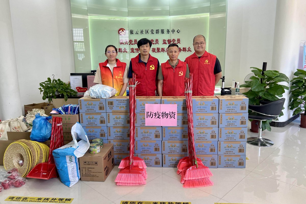 coolclari's tweet photo. Spent the morning volunteering at the community food bank, sorting donations and putting a smile on 20+ neighbors’ faces. Small acts make big differences  #VolunteerLife https://t.co/fqqE0jbIM1