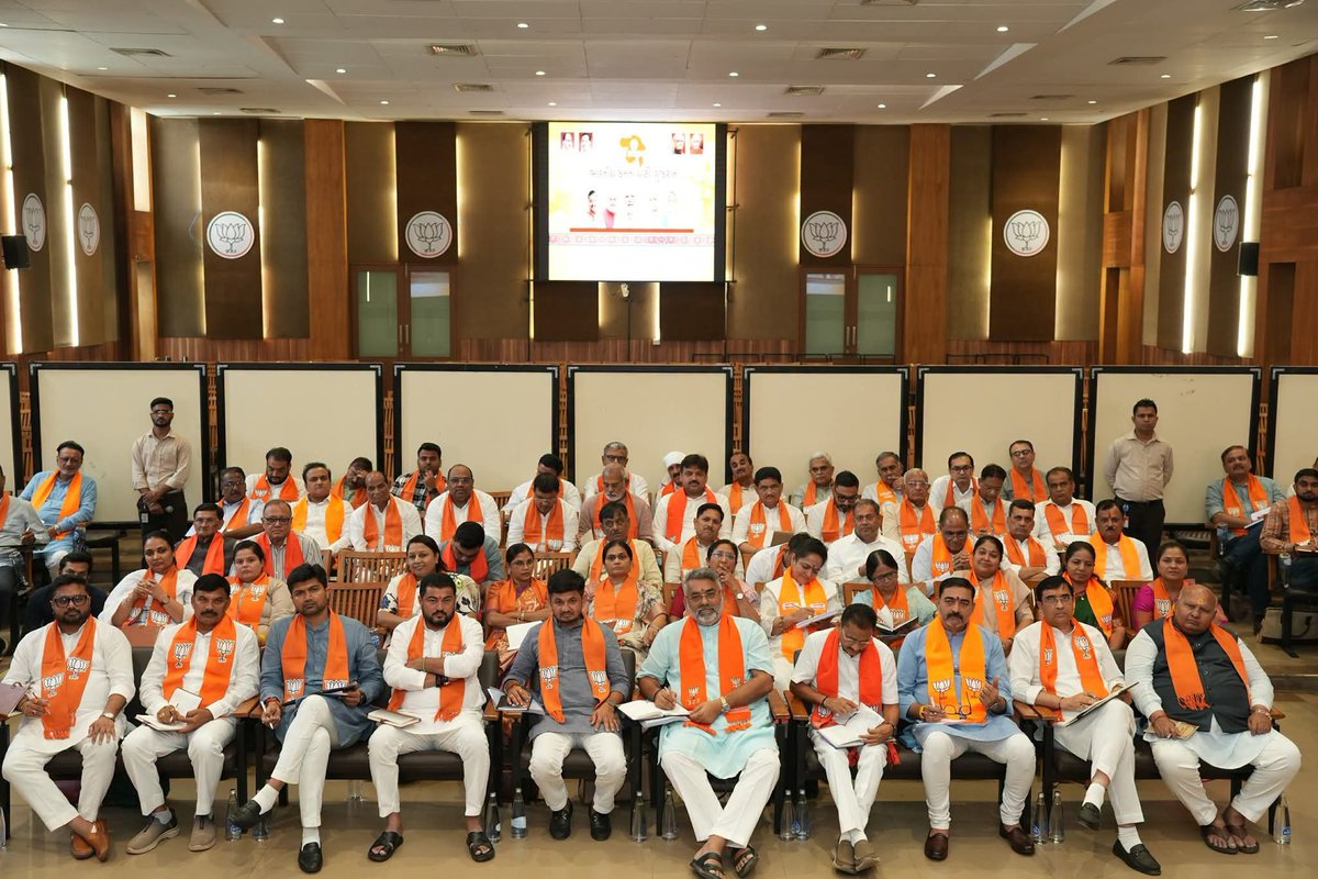 bharatpandyabjp's tweet photo. પ્રદેશ અધ્યક્ષ શ્રી જગદીશભાઇ વિશ્વકર્મા તથા પ્રદેશ સંગઠન મહામંત્રી શ્રી રત્નાકરજીની વિશેષ ઉપસ્થિતિમાં પ્રદેશ કાર્યાલય 'શ્રી કમલમ્' ખાતે યોજાયેલ 'સંગઠનાત્મક બેઠક' માં ઉપસ્થિત રહીને આગામી કાર્યક્રમો અને સ્થાનિક સ્વરાજ્ય સંસ્થાઓની પેટાચૂંટણીઓના સંદર્ભેમાં માર્ગદર્શન મેળવ્યું. https://t.co/ZzOAqkfwml