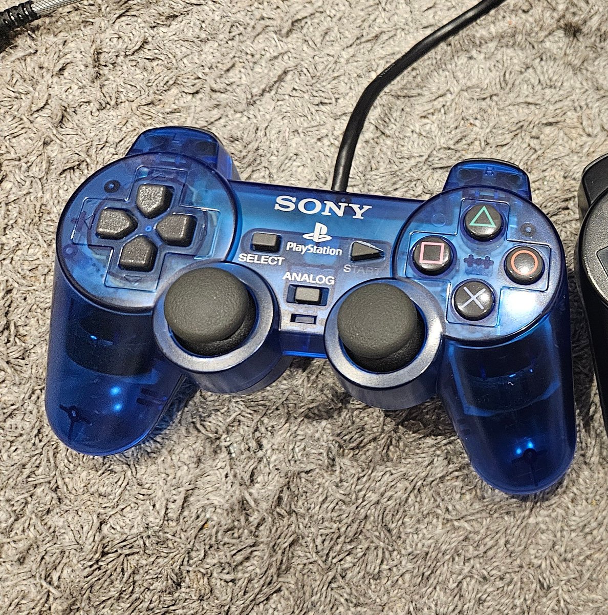 conflict_tp's tweet photo. クリアブルーのコントローラー、かっこいいな… https://t.co/hMWuZC5bla