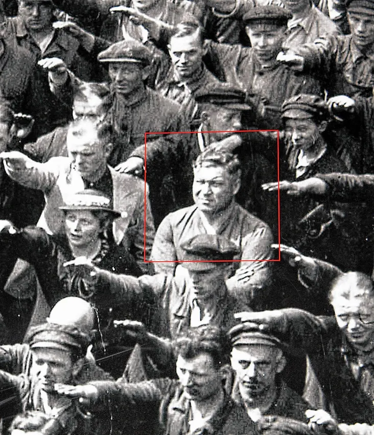 abi96_DO's tweet photo. @futbolarena August Landmesser gibi adam valla. 👼👼👼👼👼 https://t.co/hIIFhCGH08
