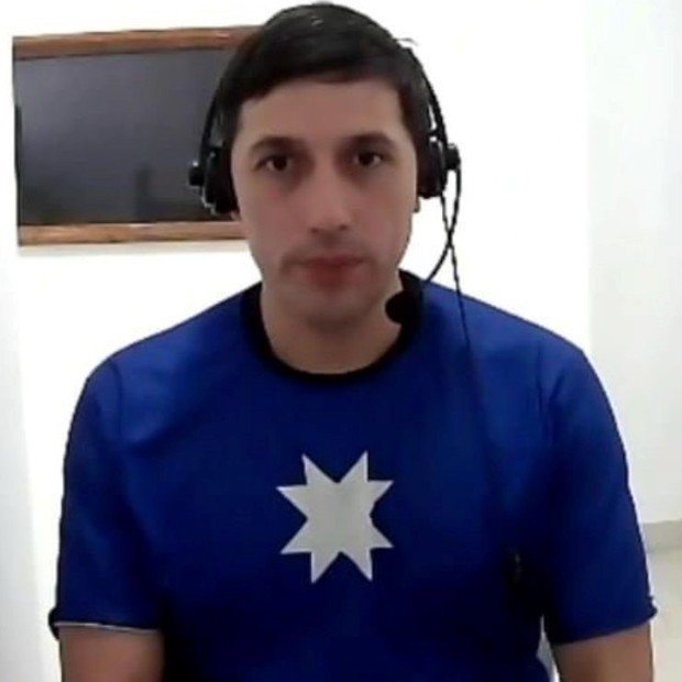 elprofesorcaleb's tweet photo. Se llama Jones Huala. El mismo que se disfrazaba de Mapuche. Ahora en la cárcel se cortó el pelo, la barba y volvió a ser flogger.

Este tipo quemaba campos en la Patagonia y llamaba a la rebelión armada contra el Estado nacional.

Se tiene que pudrir en la cárcel. https://t.co/rOGAAQ6kah