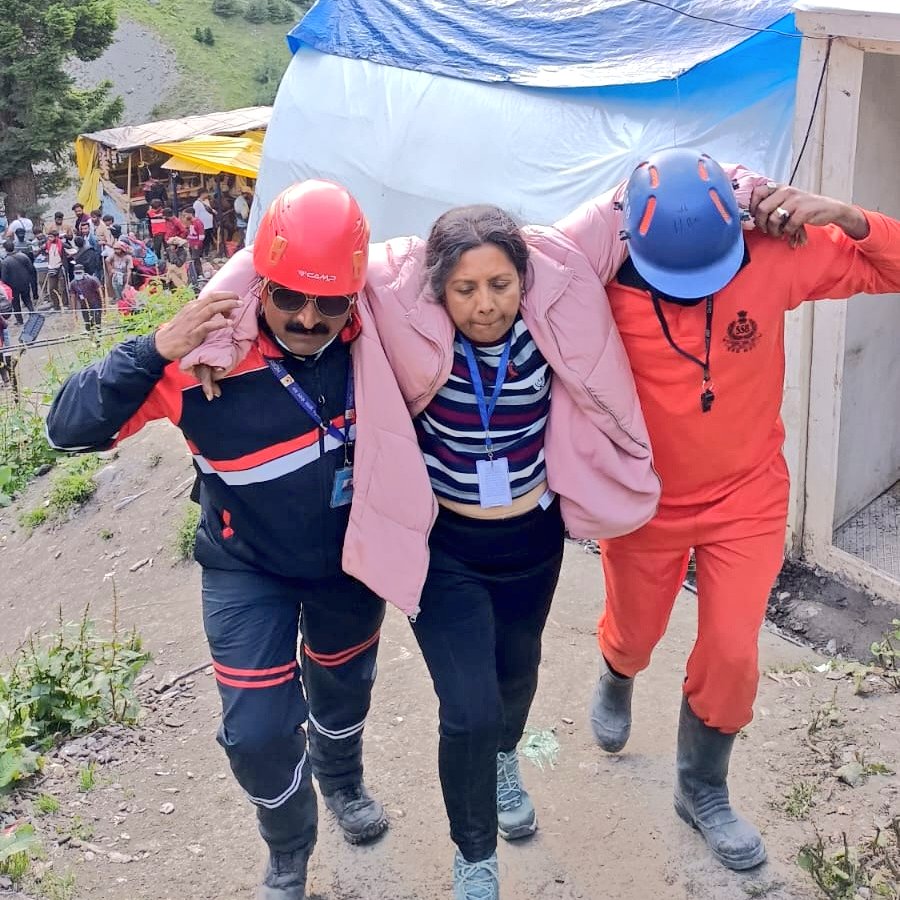 14bnssb's tweet photo. #SSB MRT, in coordination with #NDRF, swiftly rescued Vinotha (58), Karnataka, at #UpperRailpathri after she developed breathing distress and became unable to walk. Following immediate oxygen therapy and PHT, she was safely evacuated to the State Hospital, Upper Railpathri. https://t.co/a7x3v1BEFf