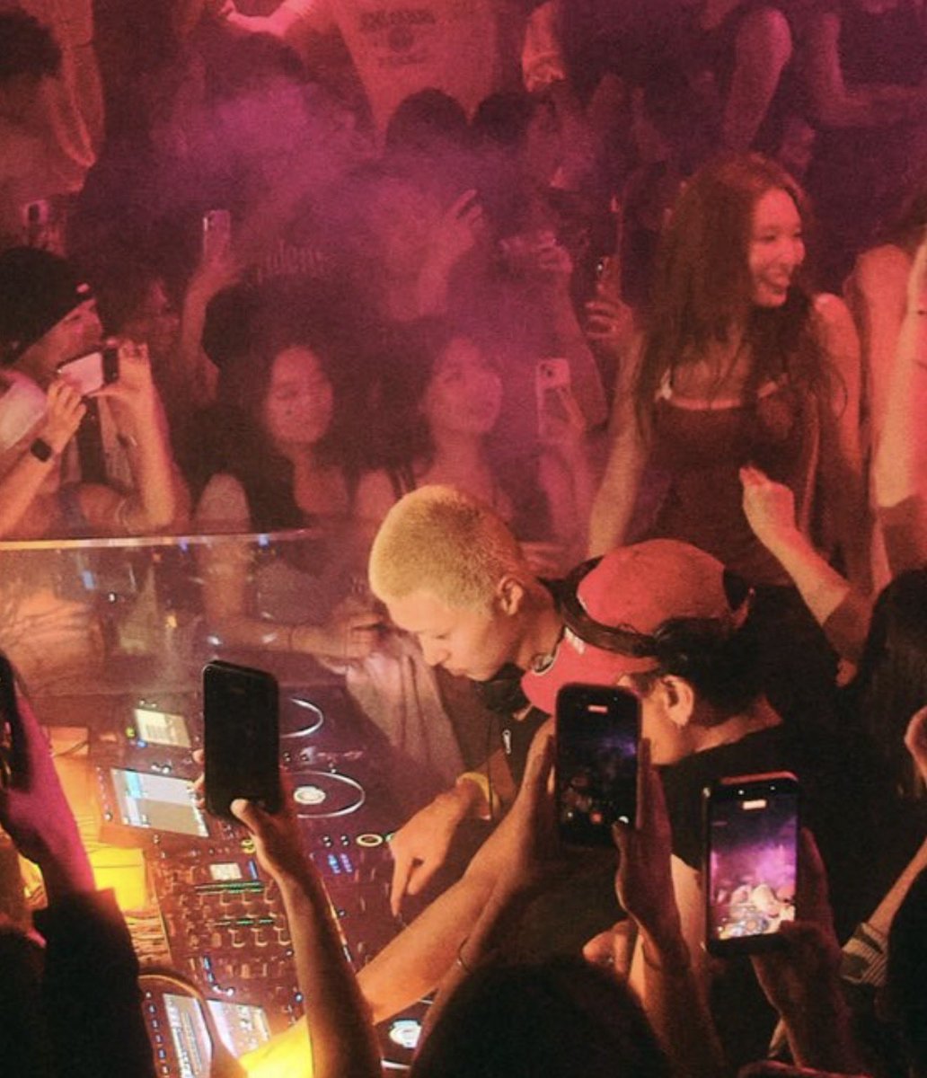 BYULHARANCIAGA's tweet photo. shes having the time of her life in the club 🙂‍↕️ https://t.co/9gQlERqXEU