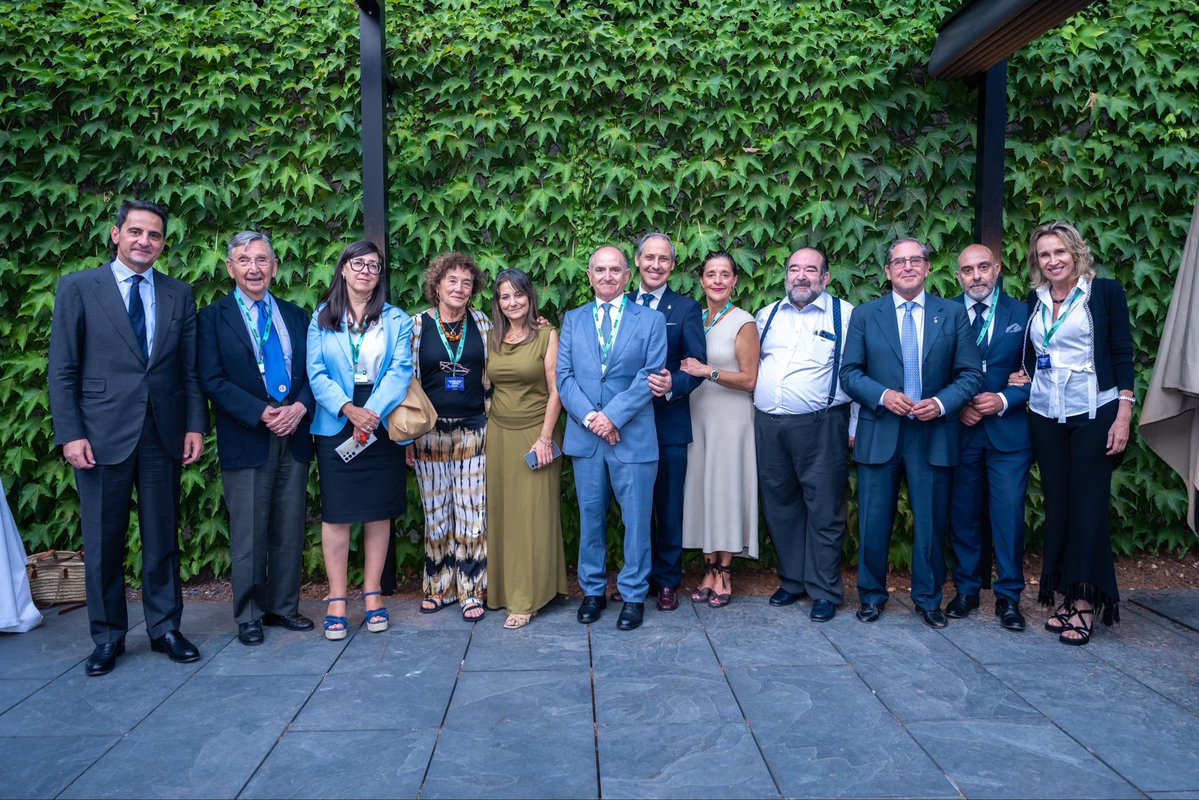 JesusFamilex's tweet photo. Ayer vivimos una jornada muy especial con la celebración del I Congreso FAMILEX de Derecho de Consumo
El Congreso culminó con la entrega de los primeros Premios FAMILEX a dos juristas de reconocido prestigio y extraordinaria trayectoria: Flor Carrasco y Javier Orduña Moreno. Fue, sin duda, uno de los momentos más emotivos de una jornada que rebosó conocimiento, compromiso y humanidad