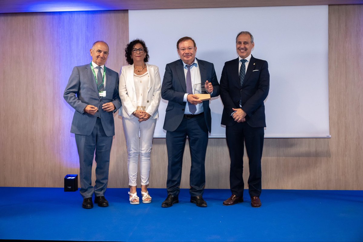 JesusFamilex's tweet photo. Ayer vivimos una jornada muy especial con la celebración del I Congreso FAMILEX de Derecho de Consumo
El Congreso culminó con la entrega de los primeros Premios FAMILEX a dos juristas de reconocido prestigio y extraordinaria trayectoria: Flor Carrasco y Javier Orduña Moreno. Fue, sin duda, uno de los momentos más emotivos de una jornada que rebosó conocimiento, compromiso y humanidad