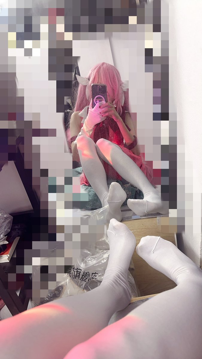 Resenri's tweet photo. tryna act nonchalant irl and this is what i do in secret smh 🏃‍♂️ https://t.co/ykNYWibkMu