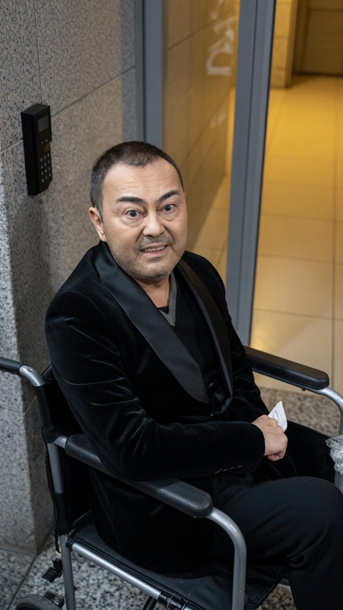 darkwebhaber's tweet photo. Serdar Ortaç:

“Ben 25 yaşındayken öyle bir egom vardı ki; ‘Ulan Karabiber’i okudum, 1,5 milyon sattım, dünyaları ben yarattım’ diyordum.

1500 tane şarkı yazdım, ‘Ulan Serdar Ortaç’a bak, vay anasını’ diyordum. Sonra Allah bir tokat koydu, MS’i verdi; hiç geçmeyecek bir hastalık.

Hayır, şunu demek istiyorum; o ego hepimizde var. Ben egoları yenmeyi başardım. Ben şimdi herkese anne, baba, ablam, canım cicim diyorum.

Neden? Çünkü benim hiçbir halt olmadığımı anladım. ‘Serdar Ortaç olmuşsun, ne oldu yani?’ Ne yani peki, senden farklı ne kılıyor beni? Hiçbir fark yok.

Allah bir tane yetenek vermiş, ben şarkı yazmışım, sen yazamamışsın. Ha ben bu kadar şarkı yazdım diye kral mı olacağım? Ağzımla söylemişim; bu devirde kimse sultan değil, padişah değil.”