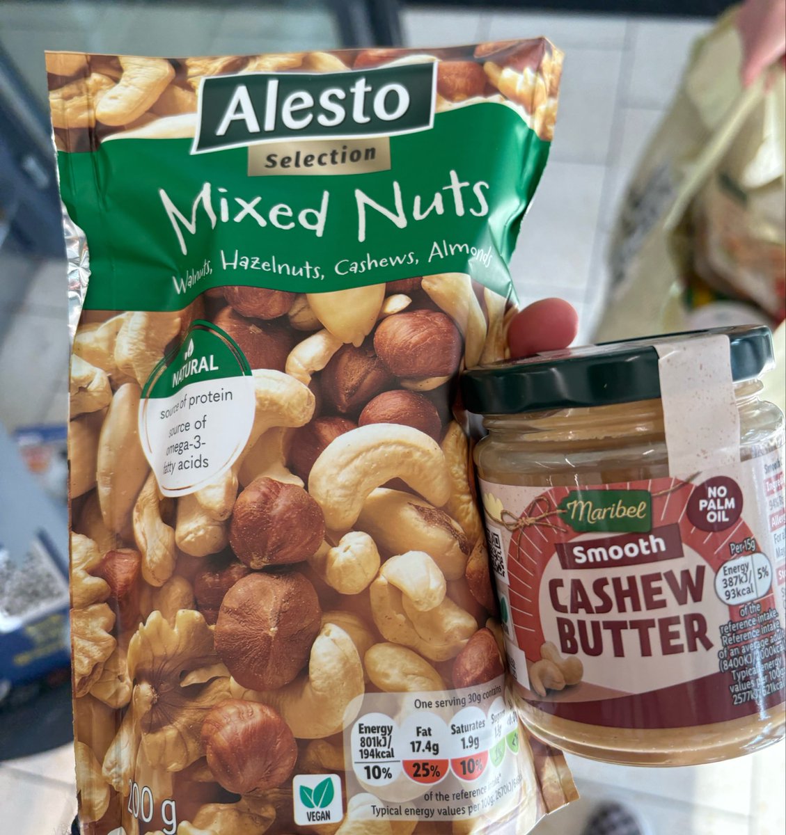 lobotobitez's tweet photo. Cashew butter and mixed nuts ^U^ https://t.co/v2Nl82QsAR