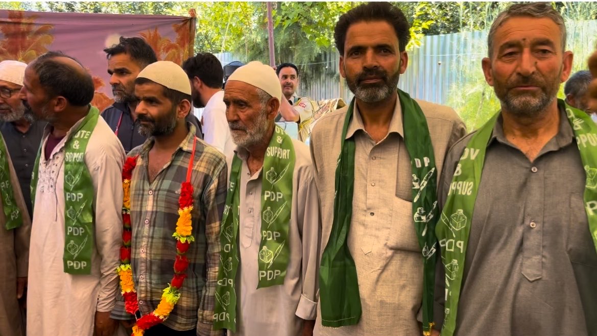 Wagoora_KREERI's tweet photo. Today, a large number of people joined the @jkpdp in the esteemed presence of senior party leader and former Minister @BashartBukhari. The enthusiastic participation reflects the growing public confidence in the vision and leadership of the party. 
Welcome to the @jkpdp family… https://t.co/hR29Cq5qMp