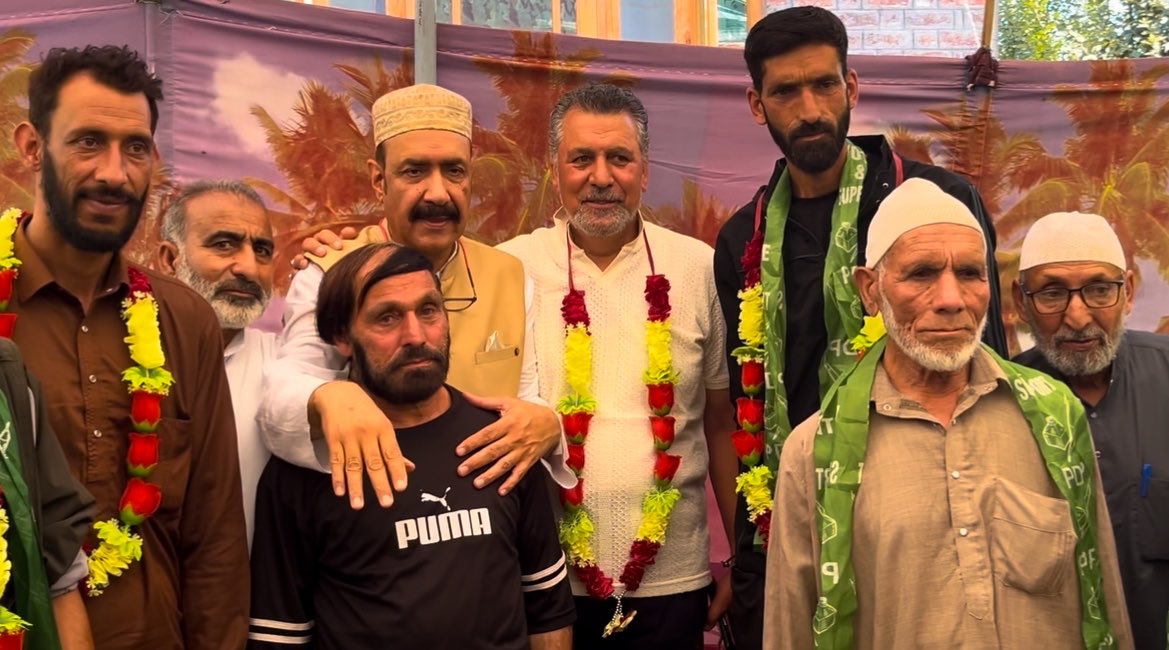 Wagoora_KREERI's tweet photo. Today, a large number of people joined the @jkpdp in the esteemed presence of senior party leader and former Minister @BashartBukhari. The enthusiastic participation reflects the growing public confidence in the vision and leadership of the party. 
Welcome to the @jkpdp family… https://t.co/hR29Cq5qMp
