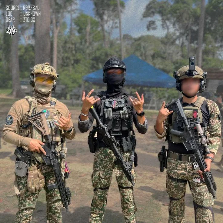 WarFlash_2630's tweet photo. 🇲🇾Malaysian Army Special 21 Gerup Gerak Khas Tier 1 Regiment, 11 Rejimen Gerak Khas Squadrons, from left to right; Sierra Squadron, Uniform Squadron, Tango Squadron 

(ZTAC Precision image) https://t.co/eUuqzrv16D