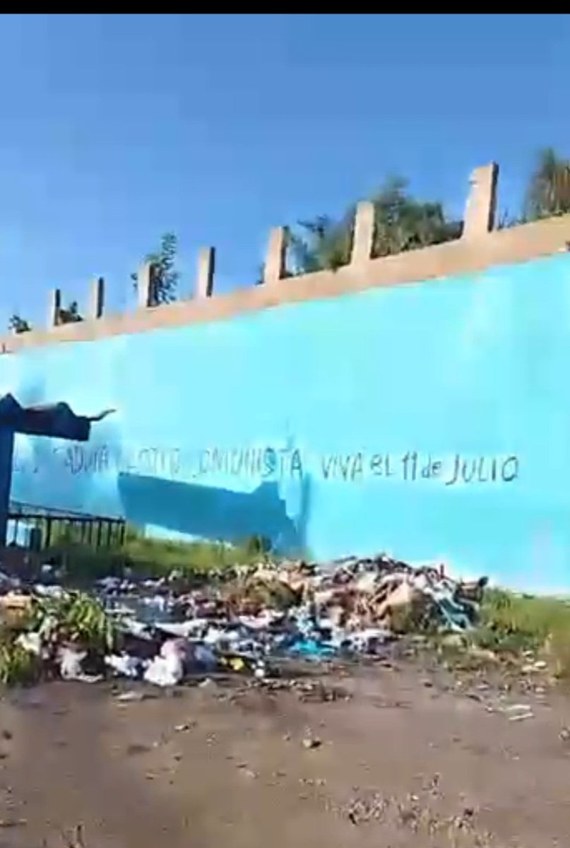 JLperiodista96's tweet photo. #TanteandoCuba Un letrero con un mensaje de rechazo al régimen cubano apareció en la mañana de este viernes en Ruta 10, sobre los tanques de Acueducto, cerca de las escuelas 13 de Marzo y Guillermo Moncada, en el municipio San Miguel del Padrón, La Habana. https://t.co/BWCI5AQul8