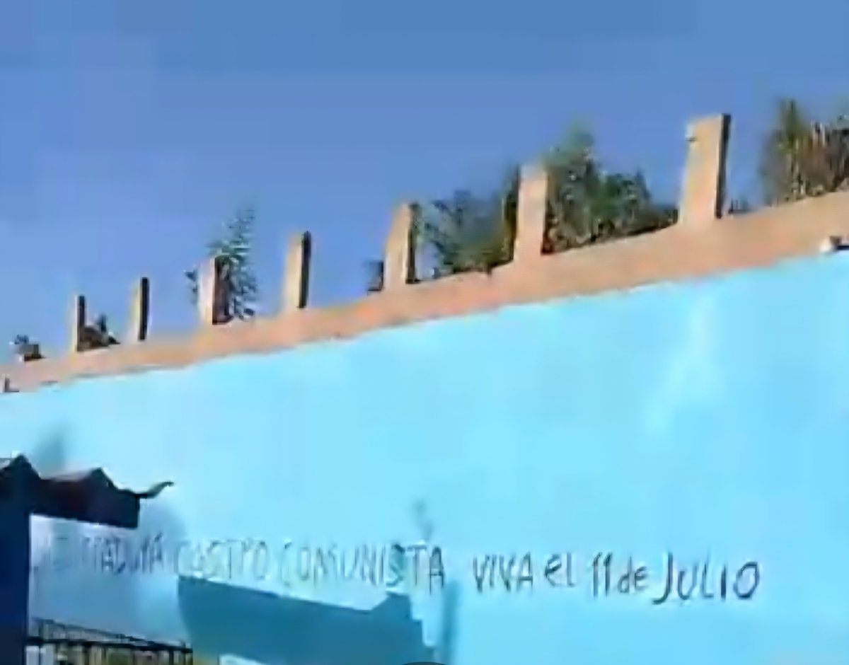 JLperiodista96's tweet photo. #TanteandoCuba Un letrero con un mensaje de rechazo al régimen cubano apareció en la mañana de este viernes en Ruta 10, sobre los tanques de Acueducto, cerca de las escuelas 13 de Marzo y Guillermo Moncada, en el municipio San Miguel del Padrón, La Habana. https://t.co/BWCI5AQul8