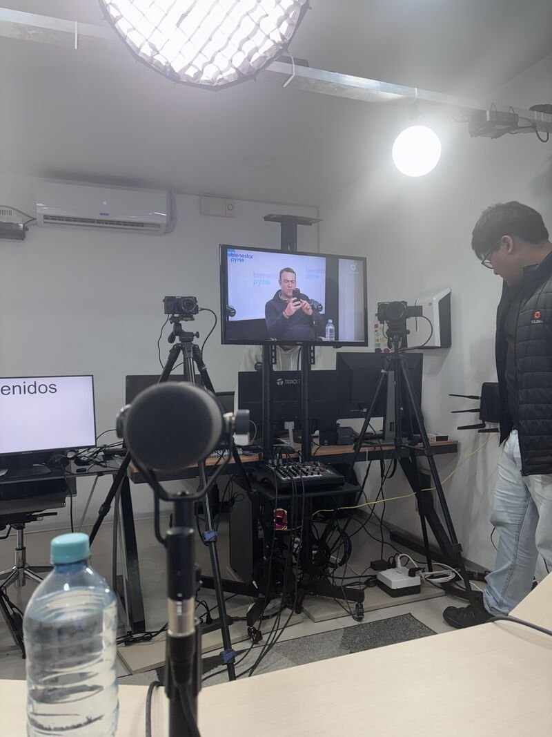 NachoBarraquer1's tweet photo. Hace días grabamos en Lima un Podcast con Kharla Heredia Tena, una conversación amena, profunda, amable y se me pasó el tiempo volando.
Luego Kharla me llevó a comer el mejor ceviche de mi vida. Cagoenlaleche qué maravilla 😜
Gracias x tu tiempo, nos vemos pronto
#Perú #ElGefe https://t.co/HegE2kNa7H