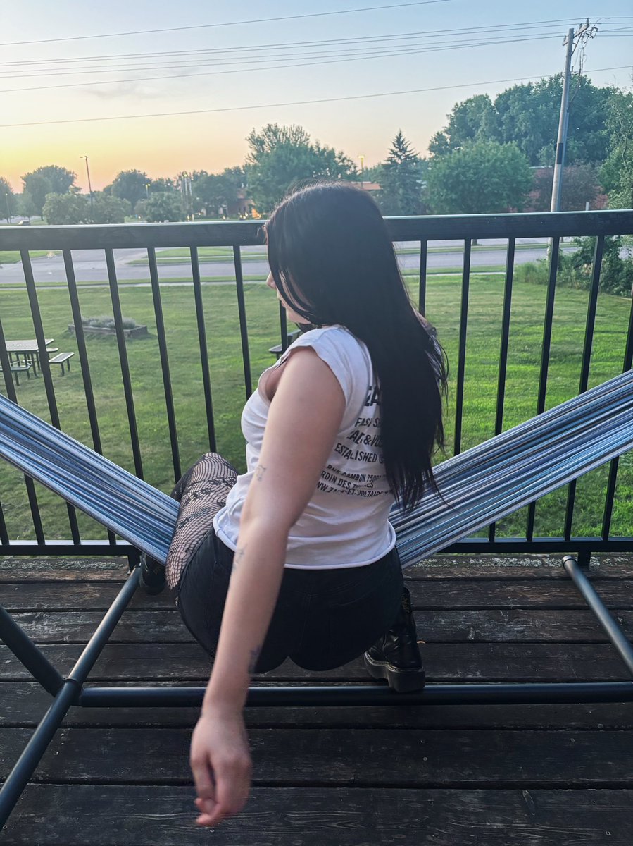 ratbrat2002's tweet photo. this is how you use a hammock, right?? https://t.co/ucZnpJacJ9