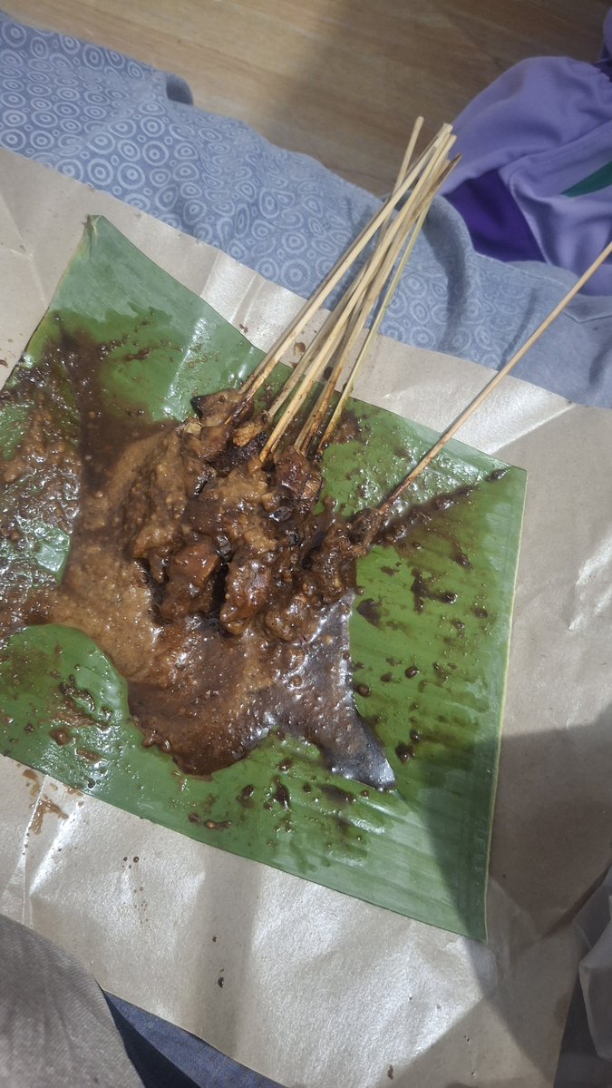 peachnguinie's tweet photo. sgt bete beli sate taichan yg dateng sate ayam, mana dingin lagi huhu 😭 karena laper jadi tetep dimakan https://t.co/fdwygmjuvF
