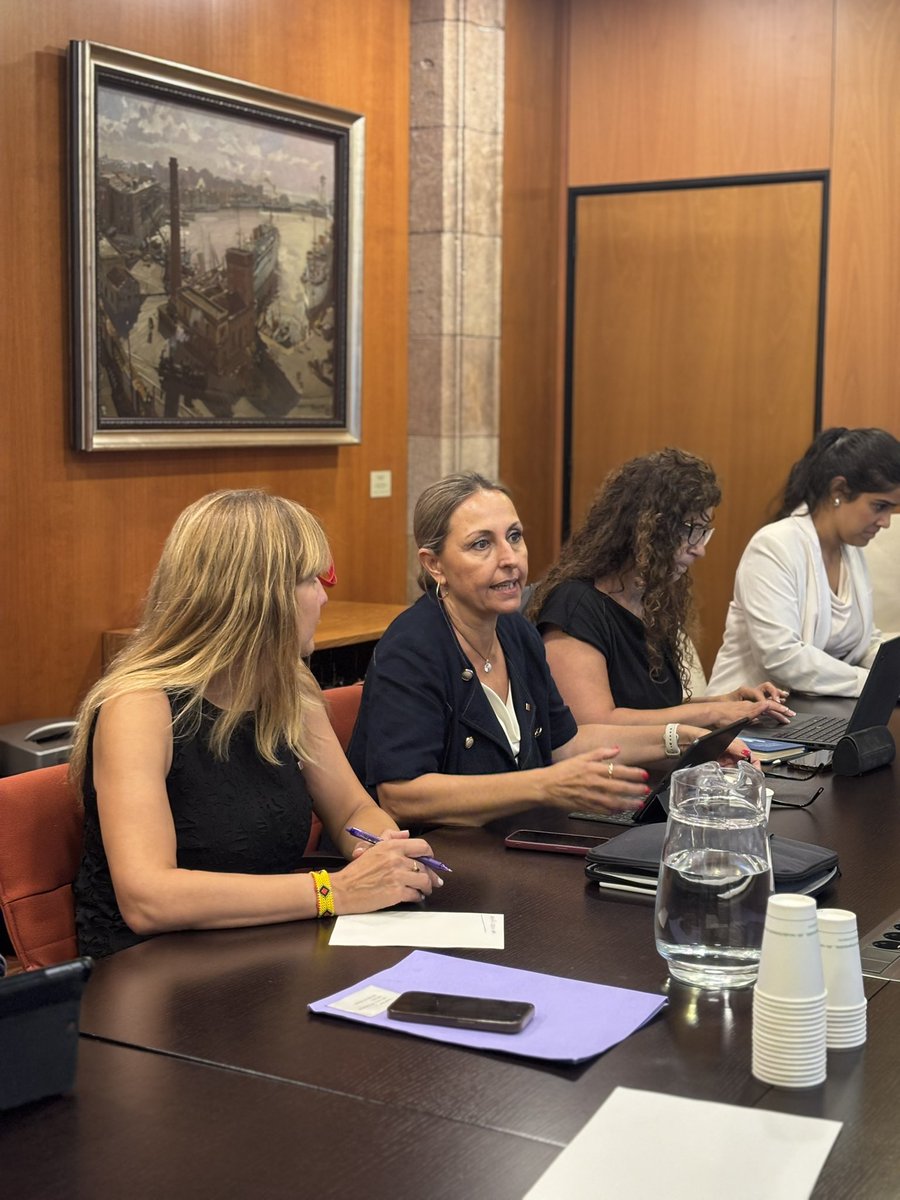 evamenorc's tweet photo. L’equiparació salarial i la dignificació de les condicions laborals i retributives de les professionals de la xarxa d’atenció a les violències masclistes és una prioritat per a @igualtatcat. 

Ens hem reunit amb @ugtcatalunya i @ccoocatalunya per compartir els avenços que estem impulsant, abordar els reptes pendents i continuar treballant conjuntament per millorar les condicions en la prestació dels serveis.