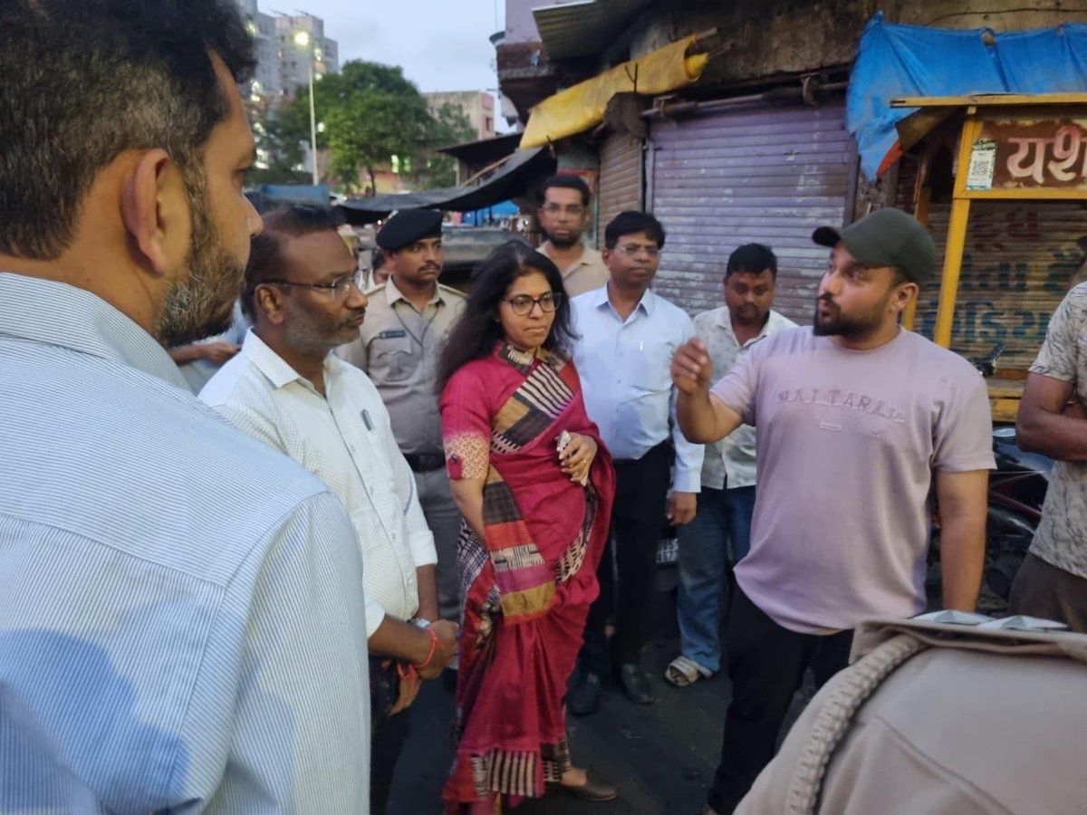 GuvnlOfficial's tweet photo. @IAS_ShaliniAgr visited the flood-affected areas of South East Zone to review the ongoing relief, cleaning and restoration work in Surat. https://t.co/6zXMzWVcfb