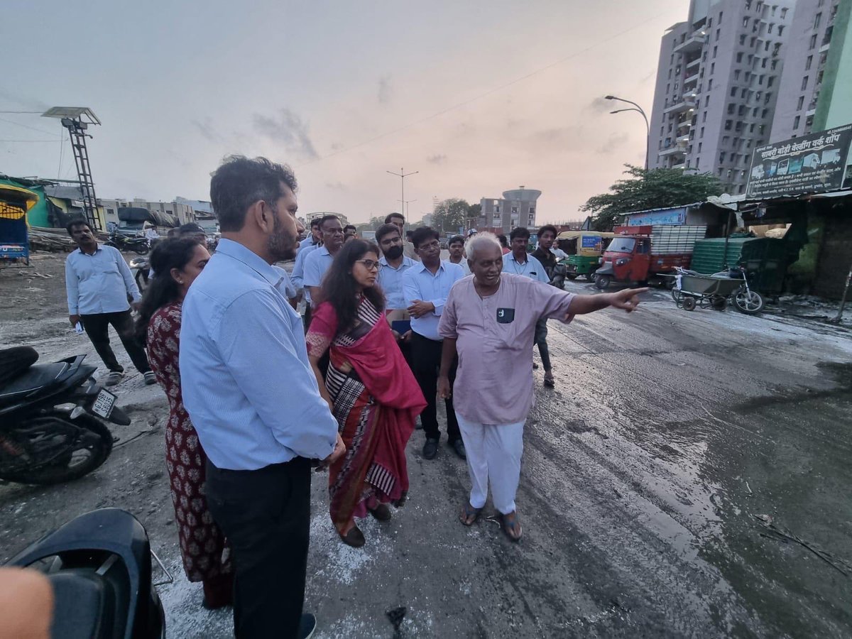 GuvnlOfficial's tweet photo. @IAS_ShaliniAgr visited the flood-affected areas of South East Zone to review the ongoing relief, cleaning and restoration work in Surat. https://t.co/6zXMzWVcfb