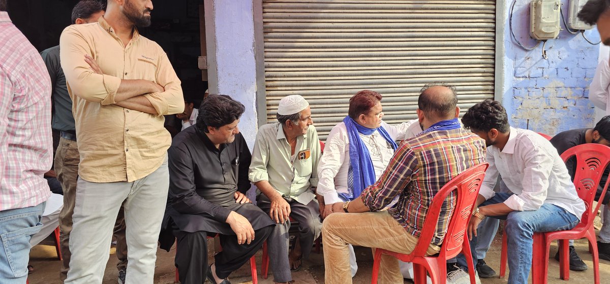 MONUJATAVSHAB1's tweet photo. आज शहर विधानसभा क्षेत्र के उपरकोट में मुस्लिम समाज के हमारे एक युवा भाई के इंतकाल का अत्यंत दुखद समाचार प्राप्त हुआ।

इस दुःखद अवसर पर आज़ाद समाज पार्टी (कांशीराम) के शहर विधानसभा के भावी प्रत्याशी माननीय फरीद प्रधान जी एवं युवा मोर्चा मंडल अध्यक्ष मोनू जाटव ने शोकाकुल परिवार से मिलकर गहरी संवेदनाएँ व्यक्त कीं।

ईश्वर से प्रार्थना है कि दिवंगत आत्मा को शांति एवं परिवार को इस अपार दुःख को सहने का साहस प्रदान करें।

भावपूर्ण श्रद्धांजलि।
#Aligarh #Uparkot #AzadSamajParty #जयभीम