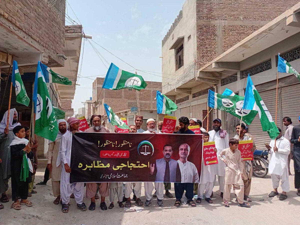 JIPOfficial's tweet photo. ڈھرکی- امیر جماعت اسلامی حافظ نعیم الرحمن کی اپیل پر پیٹرول کی قیمتوں میں اضافے کے خلاف احتجاجی مظاہرہ کیا جا رہا ہے
Hafiz Naeem 
#پیٹرول_سستا_کرو https://t.co/YLfkPdxCeo