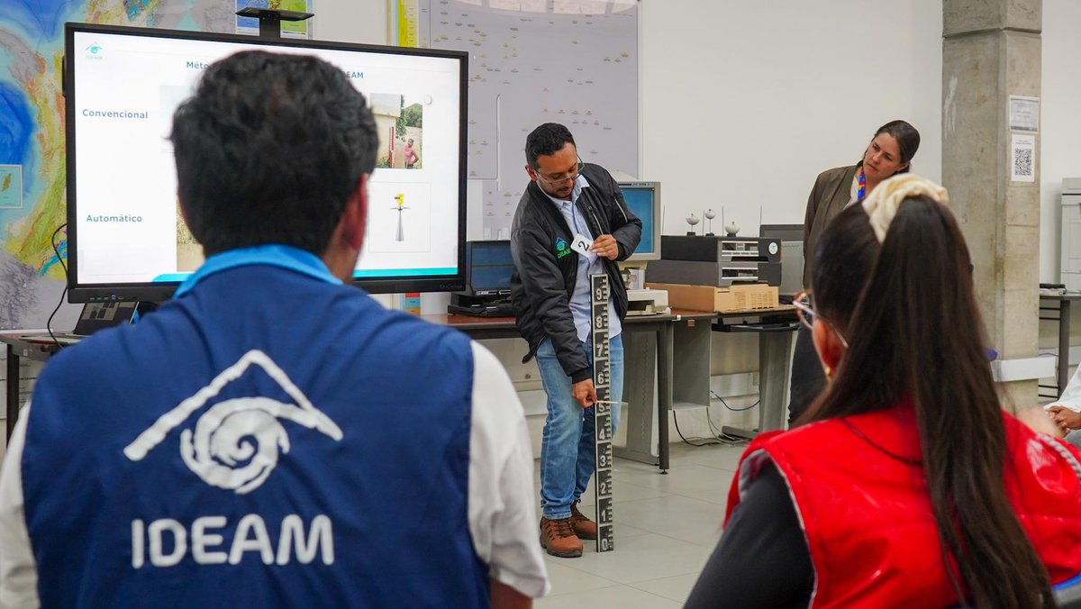 MinAmbienteCo's tweet photo. Transparencia, participación, acceso a la información e intercambio de conocimiento entre territorios, legado del sector Ambiente en el gobierno del cambio a la hora de rendir cuentas.

Este innovador espacio de #AmbienteRindeCuentas este año cuenta con la participación de 31 ciudadanos de todo el país, quienes llegaron a Bogotá con el compromiso de representar sus territorios y conocer la gestión ambiental de gobierno nacional para 2025-2026.

Con el acompañamiento de @Ambientebogota en un recorrido por el humedal Santa María del Lago; y el @IDEAMColombia a sus instalaciones inició por cuarto año consecutivo el proceso de Rendición de Cuentas Participativa del sector ambiente.