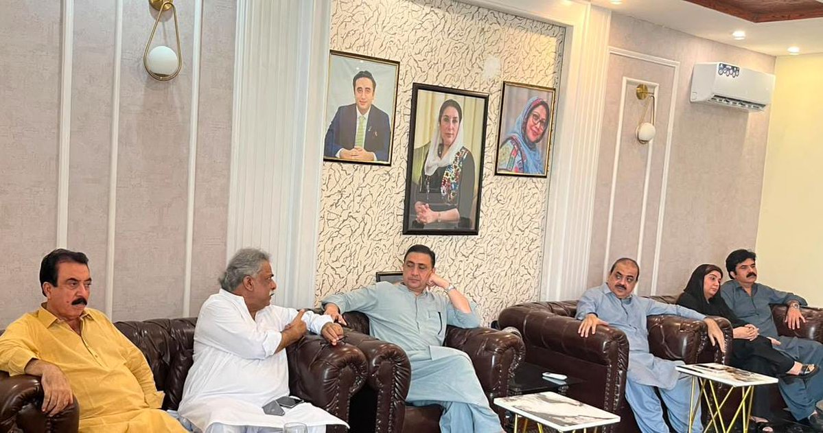 UmairMBChandio's tweet photo. پاکستان پیپلز پارٹی کے چیئرمین محترم بلاول بھٹو زرداری صاحب کی ہدایت پر مرسوں مرسوں سندھ نہ ڈیسوں ریلی کے حوالے سے پاکستان پیپلز پارٹی ضلع حیدرآباد کی ایگزیکٹو کمیٹی کا اجلاس ضلع صدر و رکن قومی اسمبلی سید طارق شاہ جاموٹ کی صدارت میں جنرل سیکرٹری وسیم راجپوت کی رہائشگاہ پر منعقد ہوا ۔ 

#PPP #Hyderabad