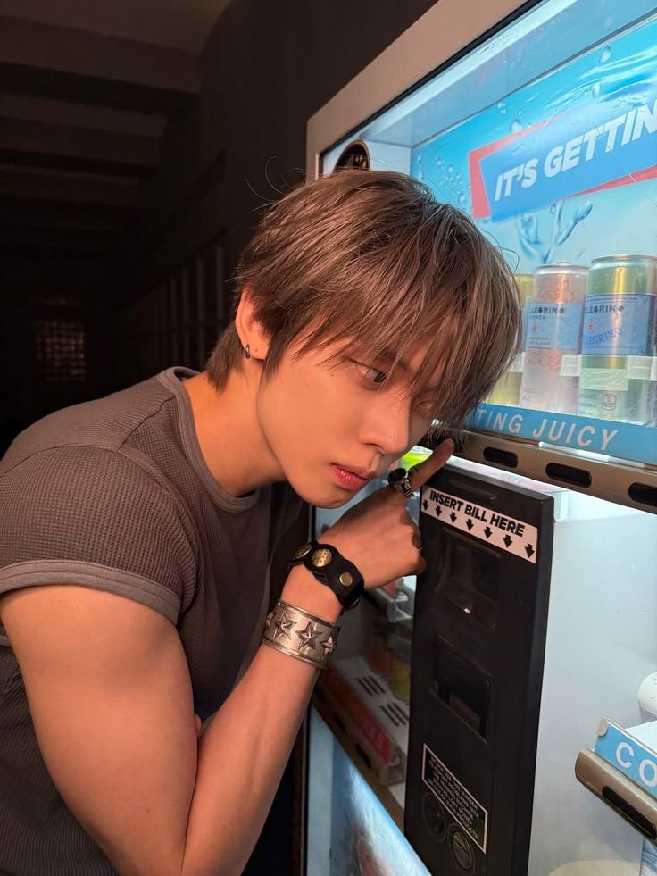 lip⁵ tweet media
