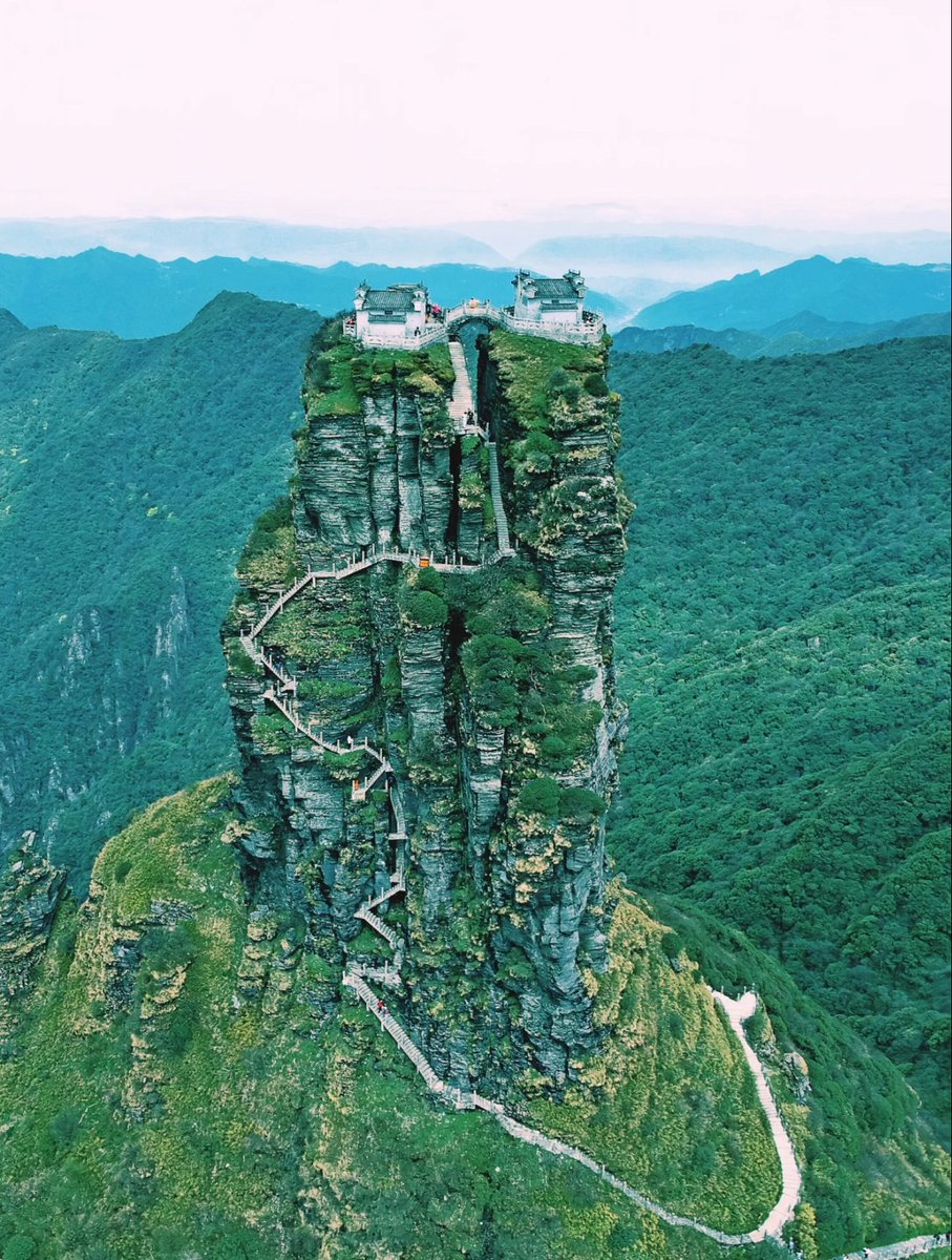 Windy_202606's tweet photo. Mount Fanjing, dubbed the City in the Sky, washes away all my tiredness. A wonderful natural healing for ordinary daily life. Have you ever found inner peace after finishing a demanding mountain trek?
#MountFanjing #GuizhouTravel  #ChinaLandscape https://t.co/P7eGw85Aj3