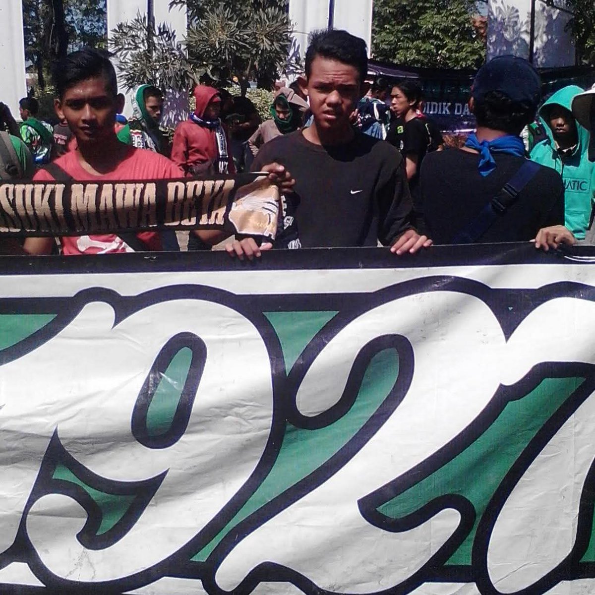 sipalingBW's tweet photo. Circa 2015.
Berstatus sebagai pelajar kala itu. Pengalaman pertama ikut demonstrasi dan tuntutan tuk mengembalikan eksistensi dan keaslian Persebaya Surabaya Dimulai dari aksi massa di gedung DBL A Yani, Disnaker Jatim berulang2 (tunggakar gaji pemain), KLB PSSI Surabaya.. https://t.co/BN8ka8xwsC