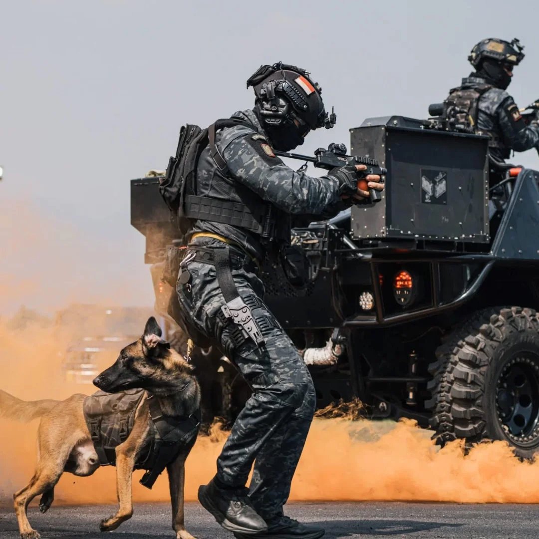 WarFlash_2630's tweet photo. 🇮🇩Koopssus (Komando Operasi Khusus/Special Operations Command) K9 personnel during public demonstration in the Special Forces Training and Education Center - Batujajar, West Java. https://t.co/AsZPnpdFAm