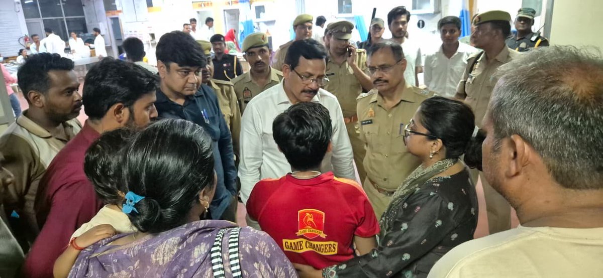bstvlive's tweet photo. जालौन : स्कूल बस हादसे के बाद मेडिकल पहुंचे DM-SP

➡️घायल छात्र-छात्राओं का जान हालचाल
➡️डॉक्टरों को दिए बेहतर इलाज के निर्देश
➡️एसपी ने अधीनस्थों को दिए जांच के निर्देश
➡️अकोडी गांव के पास हुआ था हादसा

#Jalaun #JalaunNews #SchoolBusAccident @jalaunpolice @dmJalaun https://t.co/iA79X4gtm1