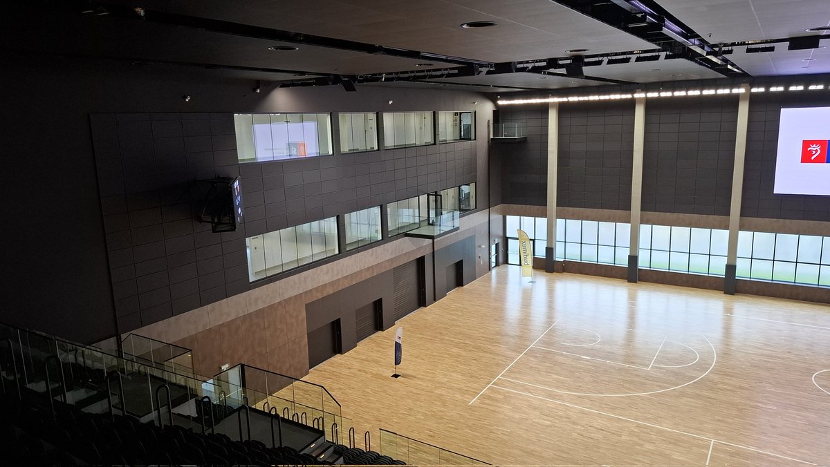 kuba_sport's tweet photo. SDS 2.0 (nazwa robocza, moze sie zmienić). Hala główna.  1200 miejsc stałych,  będą też dostawki. Pojemność na koszykówce ok. 1900. Chcą tu grać wszystkie zespoły ligowe, ale głównie koszykarski King. Czy arena się sprawdzi - wyjdzie w sezonie. Dużo zależy od pomysłów klubów https://t.co/xBkhGBTYDz