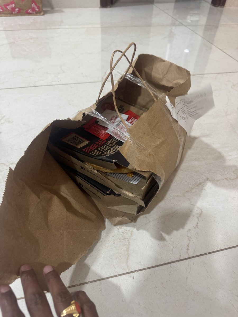 santu480's tweet photo. @PizzaHutIN look at the order I received. Delivery executive was rude when I asked the question. No proper support from customer care. https://t.co/RMZW9ih1rC