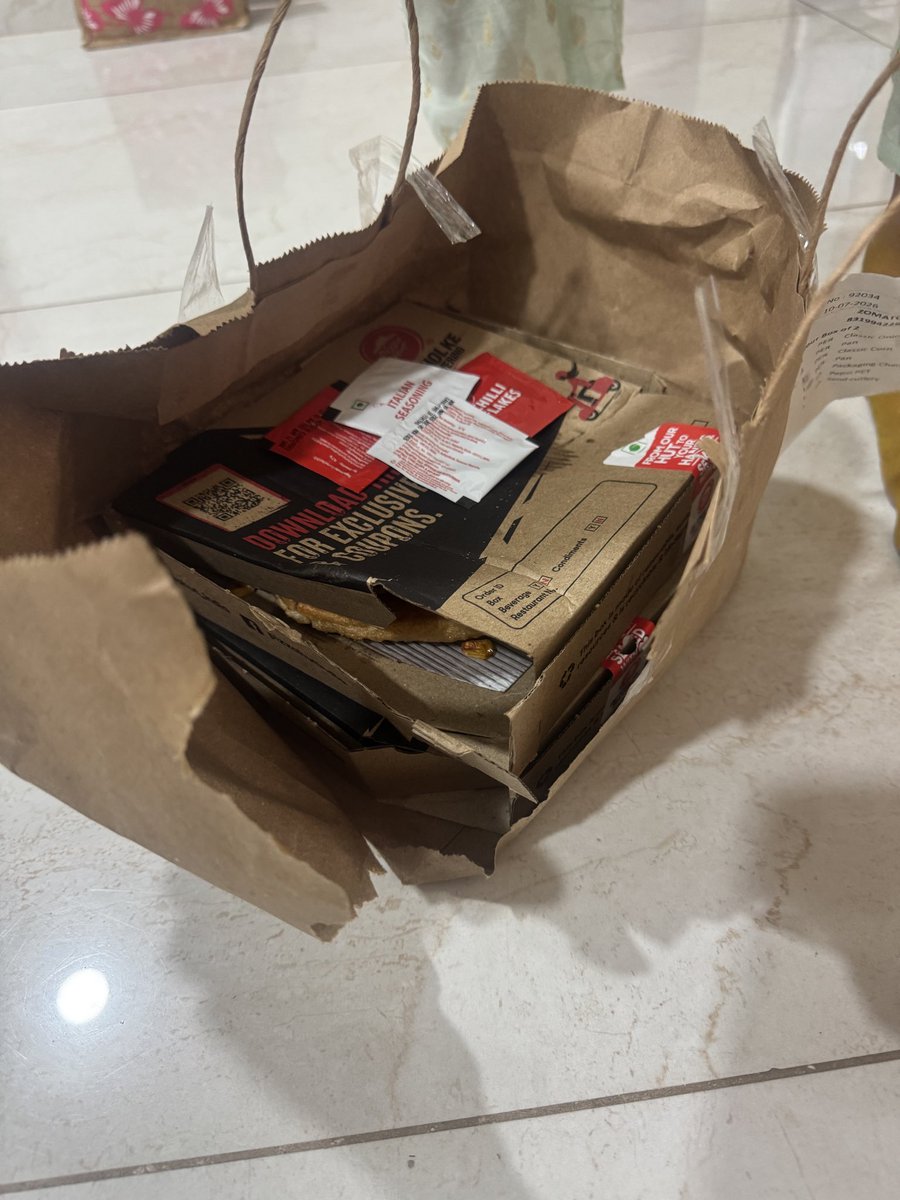 santu480's tweet photo. @PizzaHutIN look at the order I received. Delivery executive was rude when I asked the question. No proper support from customer care. https://t.co/RMZW9ih1rC