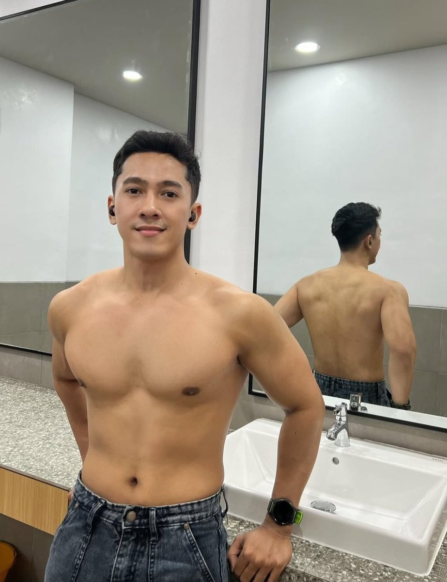LanceAndDaniel's tweet photo. Dah cuddleable belum?🤓 https://t.co/aJw9DJFENp