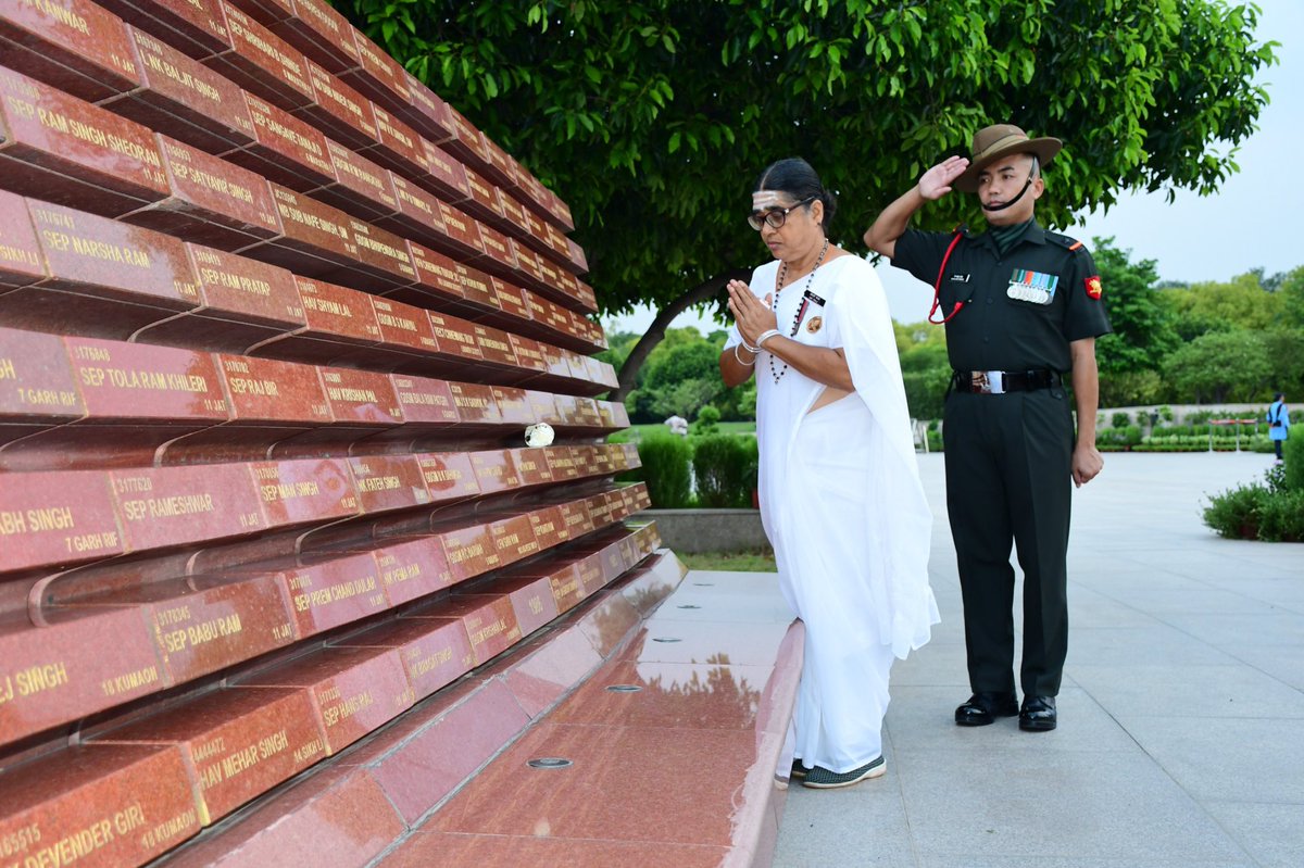 salute2soldier's tweet photo. Daily #NextOfKin ceremony at #NationalWarMemorial evokes the gallantry of fallen soldiers. As #Veernari Mala Hattiholli paid homage at #AmarJawanJyoti, it recalled memories of her soldier, Sep Ulavappa Hattiholli, #8MARATHALI who immortalised himself during Op #Meghdoot in 1985. https://t.co/DNXxnmphty