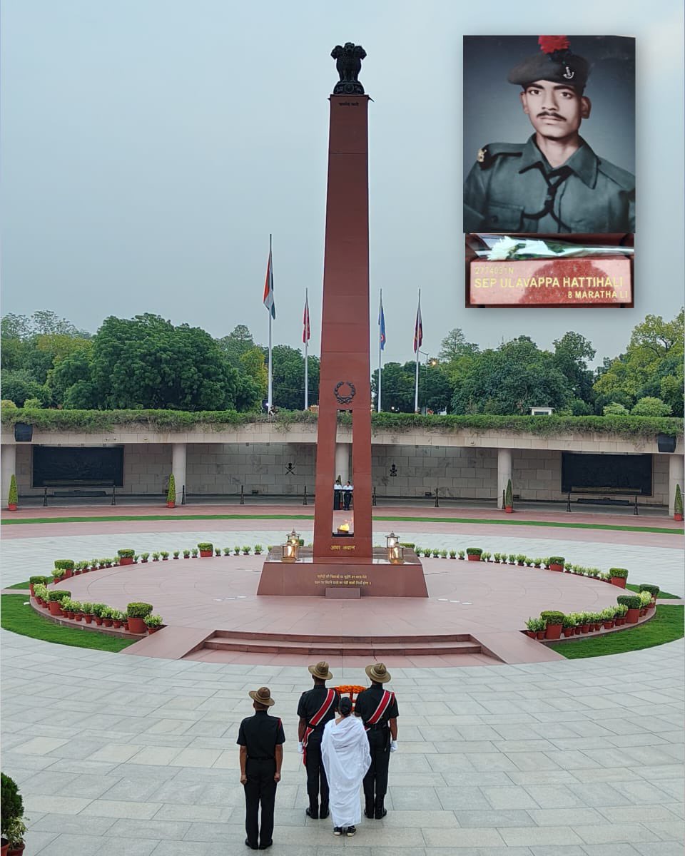 salute2soldier's tweet photo. Daily #NextOfKin ceremony at #NationalWarMemorial evokes the gallantry of fallen soldiers. As #Veernari Mala Hattiholli paid homage at #AmarJawanJyoti, it recalled memories of her soldier, Sep Ulavappa Hattiholli, #8MARATHALI who immortalised himself during Op #Meghdoot in 1985. https://t.co/DNXxnmphty