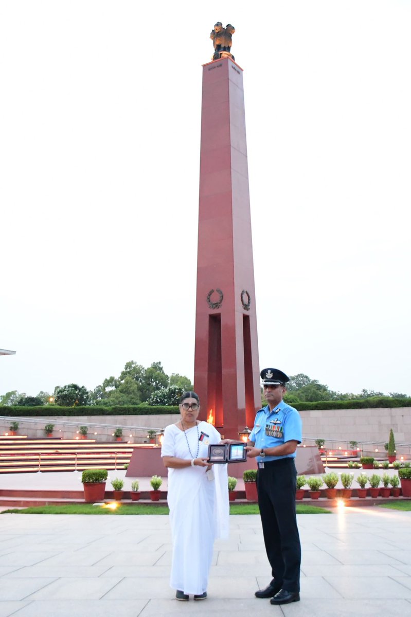 salute2soldier's tweet photo. Daily #NextOfKin ceremony at #NationalWarMemorial evokes the gallantry of fallen soldiers. As #Veernari Mala Hattiholli paid homage at #AmarJawanJyoti, it recalled memories of her soldier, Sep Ulavappa Hattiholli, #8MARATHALI who immortalised himself during Op #Meghdoot in 1985. https://t.co/DNXxnmphty