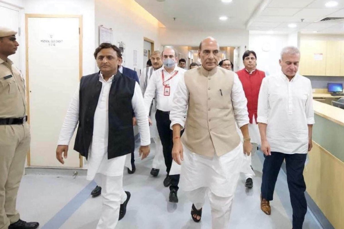AimimShams's tweet photo. 2027 के माहौल बदलने वाला है एक मुलाकात केंद्रीय मंत्री राजनाथ सिंह जी के साथ .मुसलमानो अब भी संभल जाव यह लोग आपके सिर्फ वोट चाहते  है नही तो यही लोग सबसे पहले BJP के साथ मिलेंगे  @aimim_national पार्टी जिन्दाबाद 
@asadowaisi  साहब जिन्दाबाद https://t.co/t5kqgaX2Nv