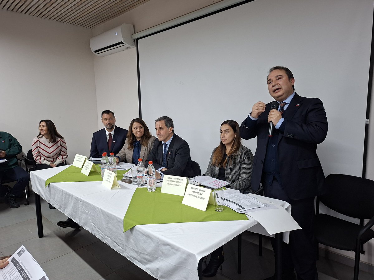 MinagriCL's tweet photo. 🍒 La fruticultura es un motor clave para el desarrollo de la Región de O’Higgins y de las exportaciones de Chile.

El ministro (s) de Agricultura, Francesco Venezian, junto a la @DPROhiggins, Susana Pinto, el director nacional de @MigracionesCL, Frank Sauerbaum y el seremi de @ohigginsminagri, Carlos Valdés participaron en una reunión junto a autoridades y gremios frutícolas para abordar desafíos prioritarios para el sector.

Durante el encuentro abordaron temas como la disponibilidad de mano de obra, la seguridad hídrica y el fortalecimiento de un sello de calidad que impulse la identidad de la fruta de O'Higgins en los mercados internacionales, considerando que la región que concentra más del 26% de la superficie nacional de frutales y lidera la producción de cerezas, uno de los principales productos de exportación de nuestro país🇨🇱