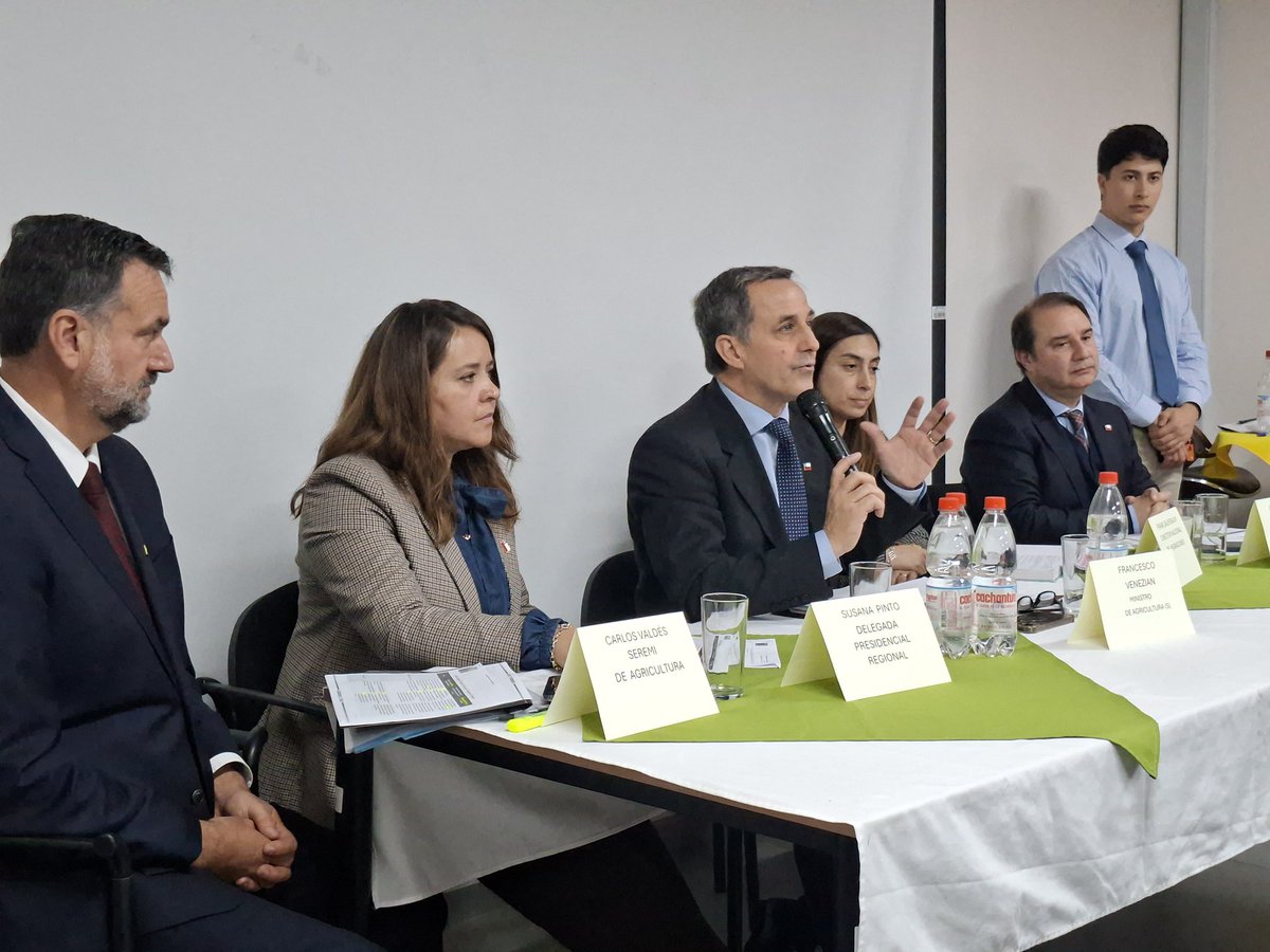 MinagriCL's tweet photo. 🍒 La fruticultura es un motor clave para el desarrollo de la Región de O’Higgins y de las exportaciones de Chile.

El ministro (s) de Agricultura, Francesco Venezian, junto a la @DPROhiggins, Susana Pinto, el director nacional de @MigracionesCL, Frank Sauerbaum y el seremi de @ohigginsminagri, Carlos Valdés participaron en una reunión junto a autoridades y gremios frutícolas para abordar desafíos prioritarios para el sector.

Durante el encuentro abordaron temas como la disponibilidad de mano de obra, la seguridad hídrica y el fortalecimiento de un sello de calidad que impulse la identidad de la fruta de O'Higgins en los mercados internacionales, considerando que la región que concentra más del 26% de la superficie nacional de frutales y lidera la producción de cerezas, uno de los principales productos de exportación de nuestro país🇨🇱