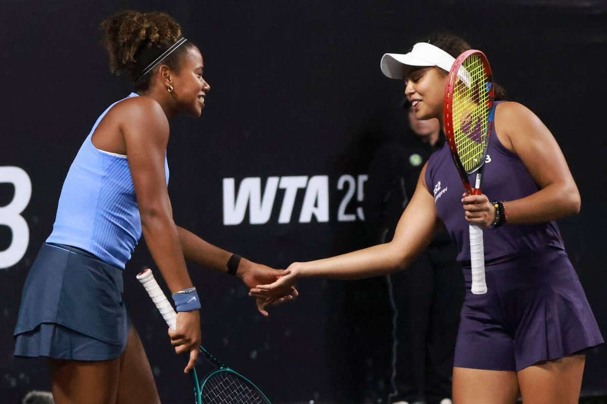 AFD7L's tweet photo. 🇧🇷 Guto Miguel finalista del dobles masculino de Wimbledon Junior
🇧🇷 Victoria Barros y Nauhany Vitória finalistas del dobles femenino de Wimbledon Junior 
🇧🇷 Eduarda Gomes semifinalista de Wimbledon U14

No les bastó con hacer ruido en Roland Garros, sino que ahora también lo hacen en Londres.

El tenis juvenil brasileño en su prime.