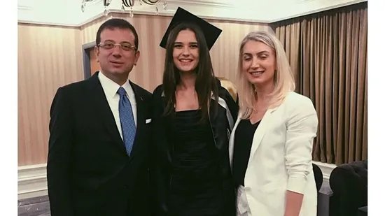 Zekeriya_Say's tweet photo. Özge Türkyılmaz...
*
Namı diğer "CHP Botoks Kolları Üyesi"
*
İki yıllık moda bölümünden mezun oldu .
*
Güzellik yarışmasına katıldı. Yeterince güzel olmadığı için bu alanda ilerleyemedi.
*
Sonra kıymetli büyüğü Ekrem İmamoğlu sayesinde kapağı İBB'ye attı.
*
Sürekli yurtdışına tatile gidiyordu.
*
Hatta şimdi bile tatilde...
*
Pazartesi günü işbaşı yapacak.
*
40 bin TL maaş alırken birim şefi olmasıyla maaşı 180 Bin TL olan modacı Özge Türkyılmaz...
*
Sosyal medyadan paylaştığı fotoğrafta, fiyatları 20 milyon liradan başlayan RAMS City'den dairesinin anahtarını gösteriyor.
*
O maaşla hem gezip hem o evin anahtarı.
*
Üstelik birkaç yılda...
*
Akıl alır gibi değil ‼️