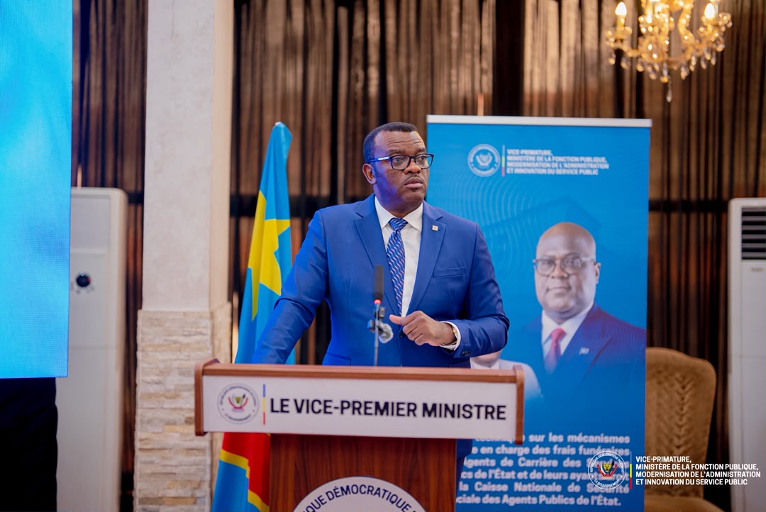 FP_RDC's tweet photo. 🇨🇩 Le Gouvernement renforce la protection sociale des Agents de l’État. Désormais, les frais funéraires des fonctionnaires et de leurs ayants droit seront pris en charge à travers la @Cnssap_RDC, mettant ainsi fin à un droit longtemps resté théorique faute de mécanisme opérationnel.

Réunis à Kinshasa sous la conduite du VPM Jean-Pierre @LihauEbua, les experts du Gouvernement et les partenaires sociaux ont validé les modalités de mise en œuvre de cette réforme, conformément à la vision du Président Félix-Antoine Tshisekedi d’améliorer durablement les conditions de vie des Agents publics. 

#FonctionPubliqueRDC #CNSSAP #ProtectionSociale #Réformes #RDC