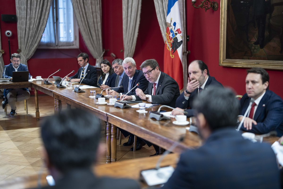 PresidenteKast's tweet photo. En reunión con los Gobernadores Regionales, discutiendo alternativas para generar empleo y más oportunidades para los chilenos en todo el país. #ModoEmpleo https://t.co/9F6bSbKBIA